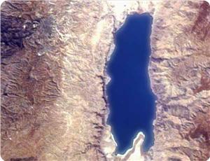 L'administration israélienne d'occupation autorise des usines à déverser leurs déchets chimiques dans la Mer Morte
